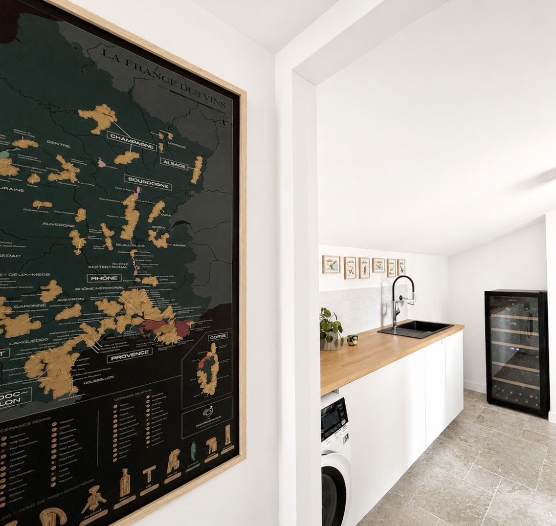 Décoration et aménagement d'une buanderie avec cave à vin