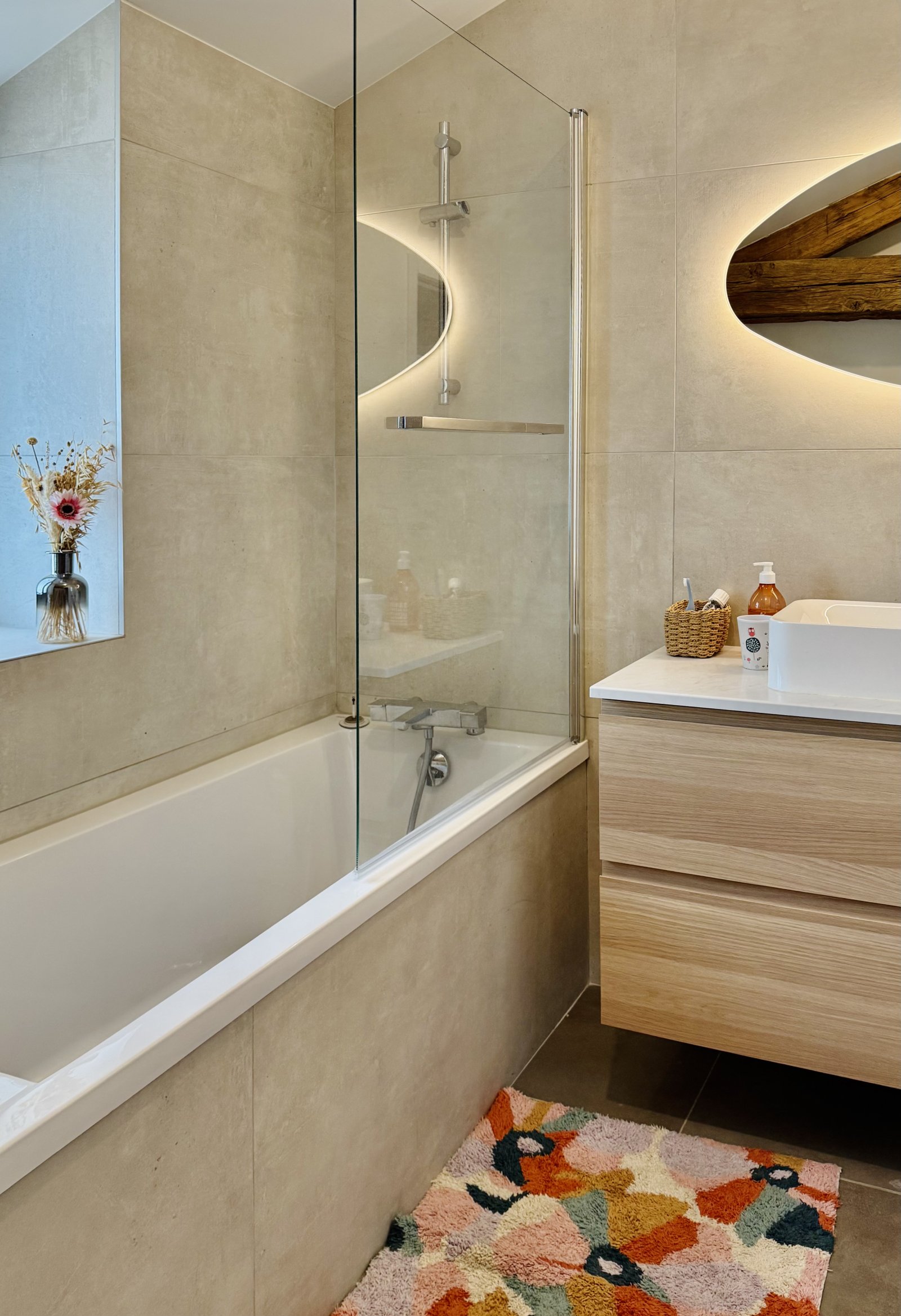 Salle de bain avec baignoire